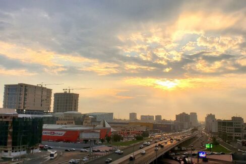 منظر جوي لطريق به سيارات ومباني محاط به