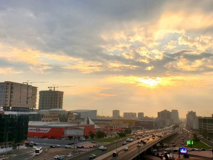 منظر جوي لطريق به سيارات ومباني محاط به