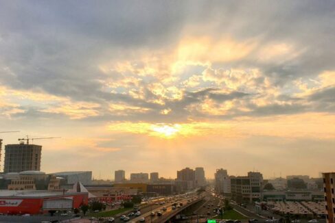 منظر جوي لطريق به سيارات ومباني محاط به