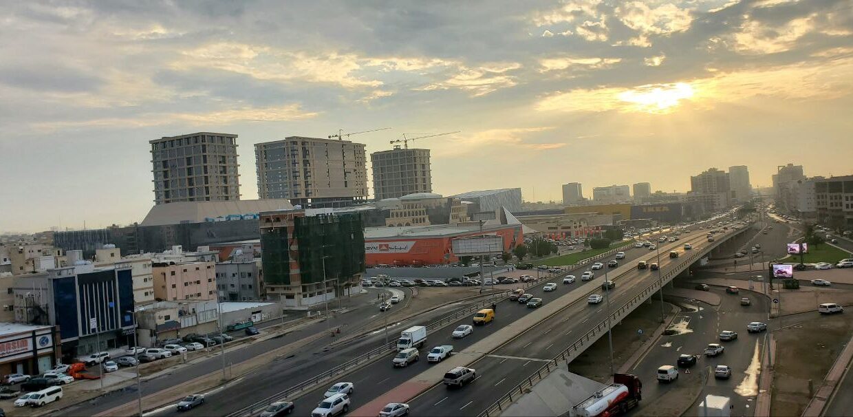 منظر جوي لطريق به سيارات ومباني محاط به