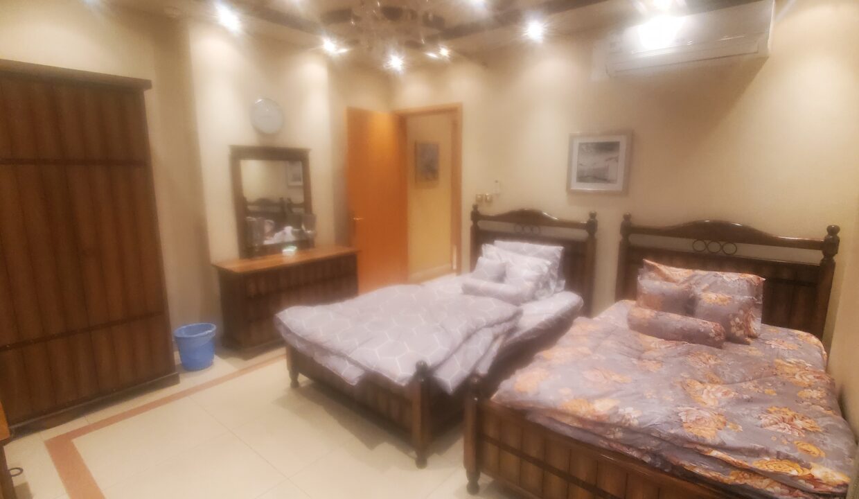 غرفة نوم بسريرين واحد مزدوج والاخر فردي