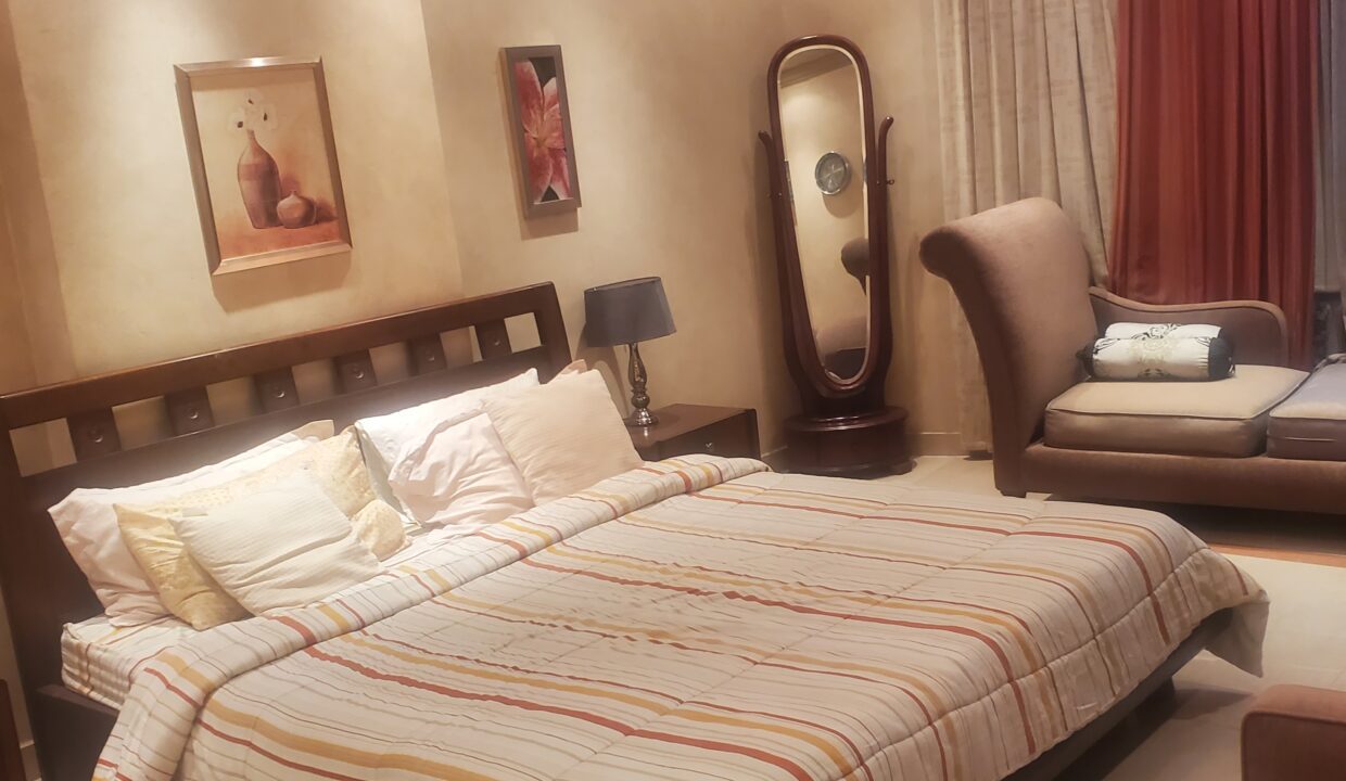 غرفة نوم بسرير نفرين