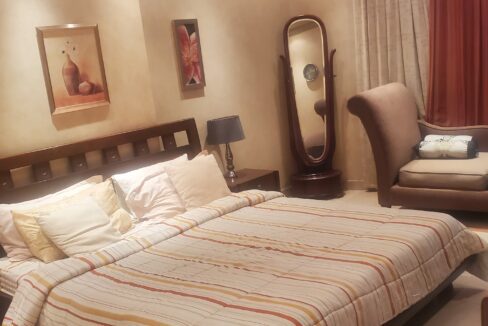 غرفة نوم بسرير نفرين