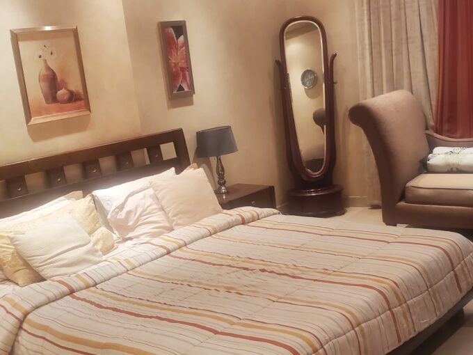 غرفة نوم بسرير نفرين