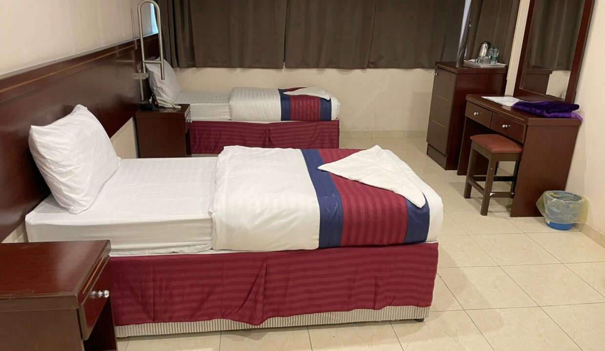 غرفة نوم سريرين في فندق كرم المشاعر